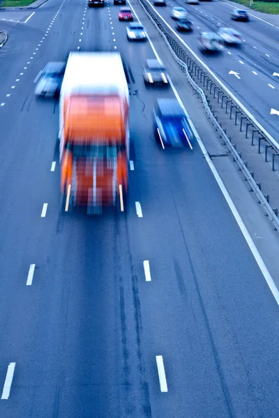 Trafik väg med orange lastbil — Stockfoto