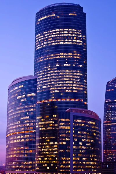 Violett ljus moderna skyskrapor — Stockfoto