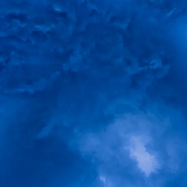 Cielo nuvoloso blu scuro — Foto Stock