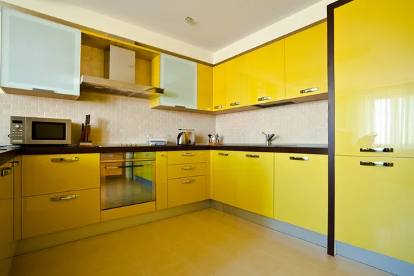 Желтый интерьер кухни — стоковое фото