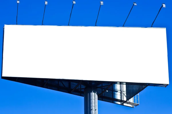Grand panneau d'affichage blanc sur le ciel bleu — Photo