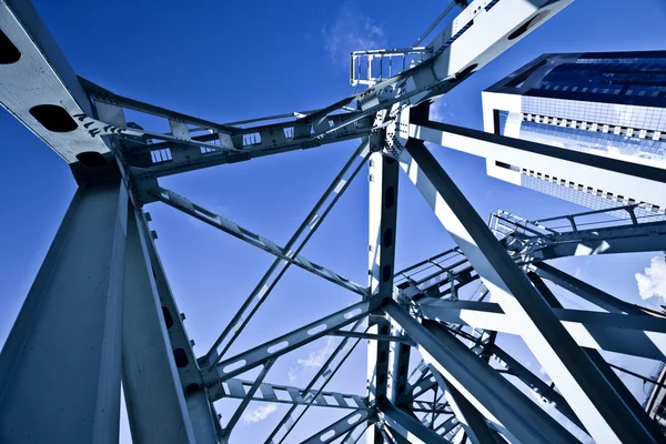 Blaue Metallhängebrücke — Stockfoto