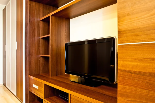 TV en er zijn inbouwkasten — Stockfoto
