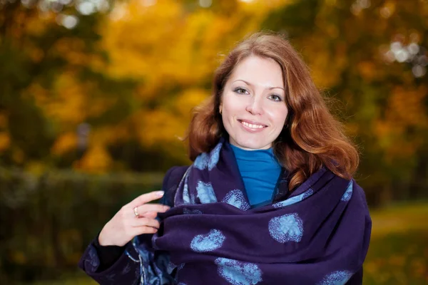 Porträtt av leende ung kvinna med sha — Stockfoto