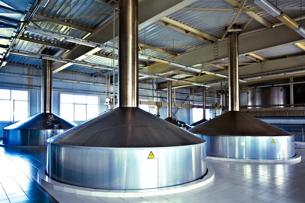 Vista a las cubas de fermentación de acero —  Fotos de Stock