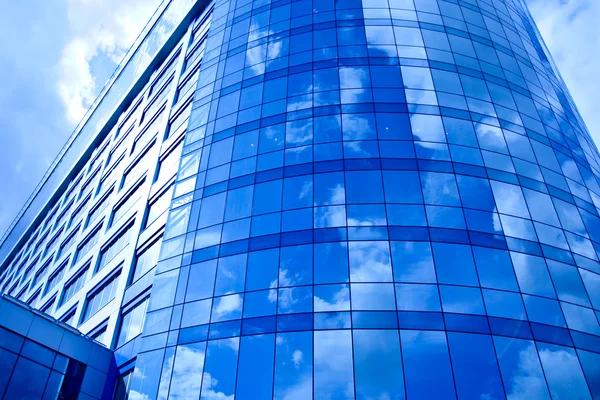 Новый бизнес-центр на голубом небе — стоковое фото