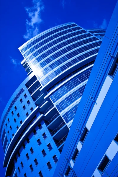 Nouveau centre d'affaires contre ciel bleu — Photo