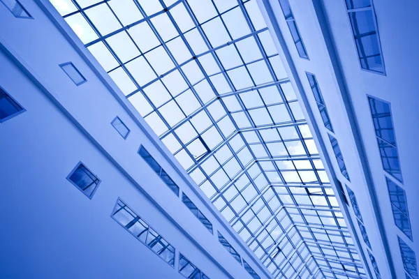 Pohled na ořez z modrý strop obchodu středis — Stock fotografie