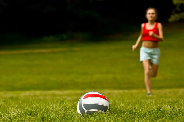 Девушка бегает на волейбол — стоковое фото