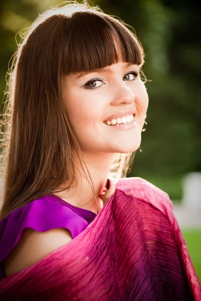 Retrato de menina sorridente jovem com bord — Fotografia de Stock