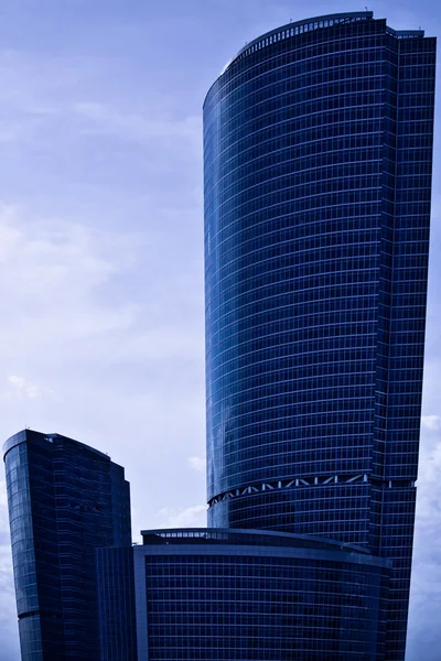 暗い青モダンな高層ビルの上の部分 — ストック写真
