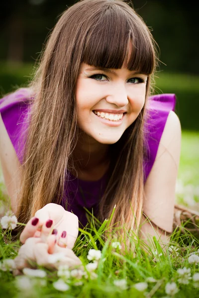 Portrét mladé ženy s jetelem — Stock fotografie