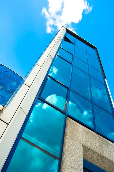 Ernte der blauen Glaswand des Wolkenkratzers — Stockfoto