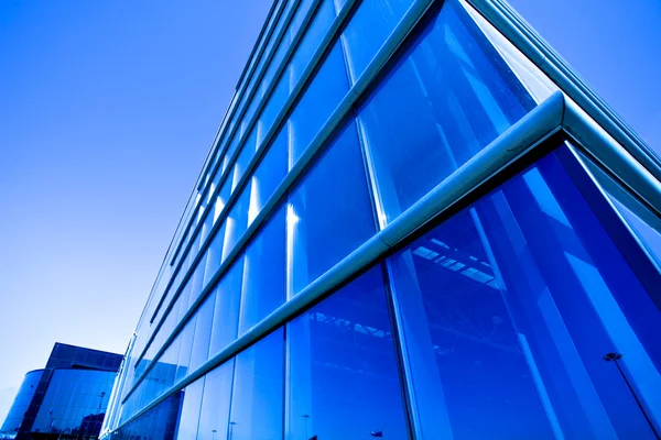 Сучасна синя офісна будівля — стокове фото