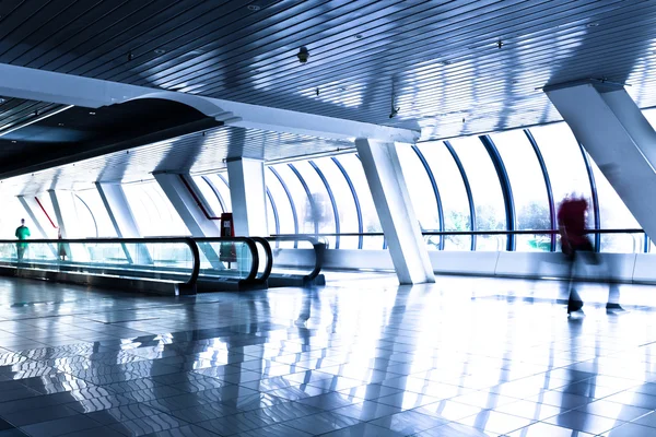 Kişinin modern Cam koridor içinde hareket — Stok fotoğraf