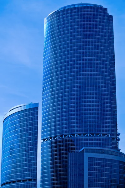 Top van stralend azuurblauwe moderne wolkenkrabbers — Stockfoto