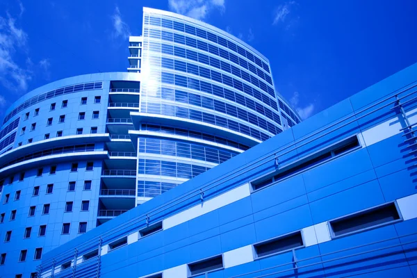 Novo centro de negócios no céu azul — Fotografia de Stock