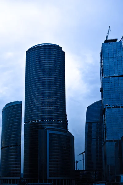 Tmavě modrý nedokončený mrakodrapy v mosc — Stock fotografie