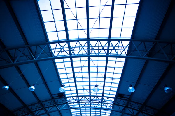 Μπλε ασυνήθιστη γεωμετρική οροφή — Φωτογραφία Αρχείου