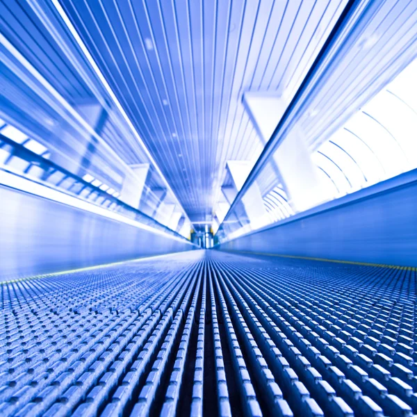 Pohled na eskalátoru v modrý koridor — Stock fotografie