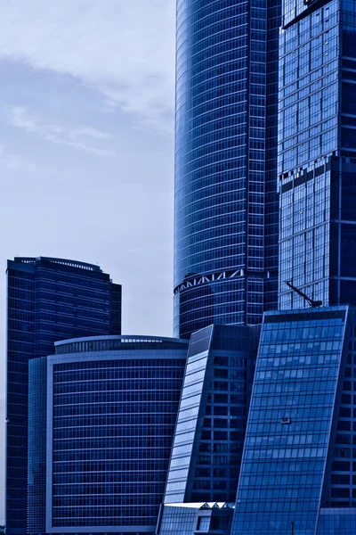 Blaue Wolkenkratzer Geschäftszentrum in Moskau — Stockfoto