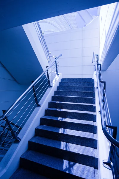 Пустой лестницы в офисе — стоковое фото
