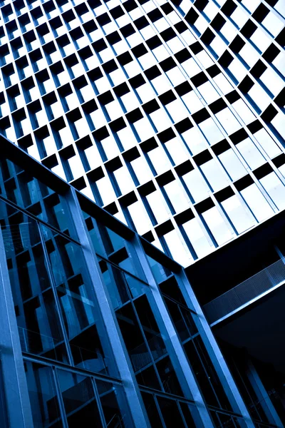 Close-up nového mrakodrapu na diagonále — Stock fotografie