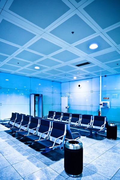 Cadeiras no corredor azul do aeroporto — Fotografia de Stock