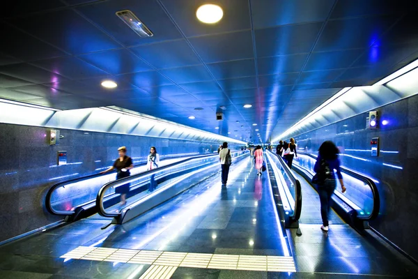 Вид на широкие синие коридоры с эскалатором — стоковое фото