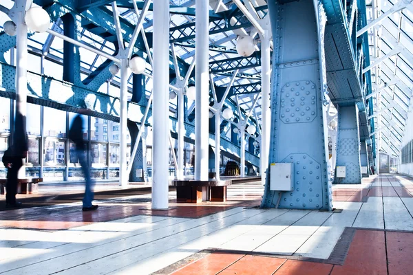Пешеходный мост с металлическими конструкциями в — стоковое фото