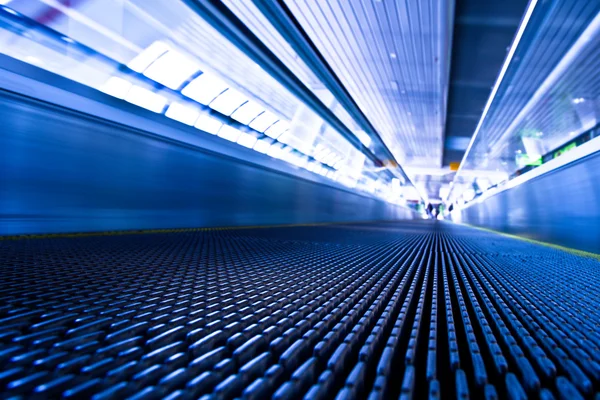 Kameran lägger på rulltrappan i blå corrido — Stockfoto