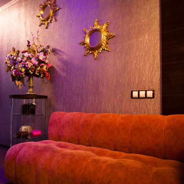 Vermelho confortável sofá na barbearia inter — Fotografia de Stock