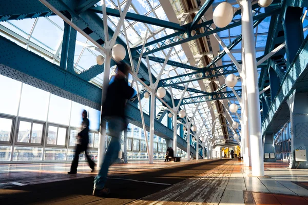 Голубой мост с металлической конструкцией — стоковое фото