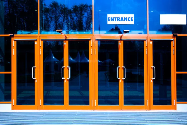 Оранжевые двери современного торгового центра — стоковое фото