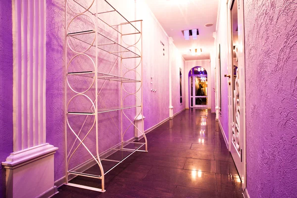 Длинный фиолетовый коридор в парикмахерской — стоковое фото