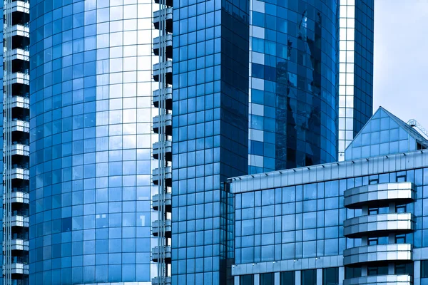 Blauw-grijs wolkenkrabbers business-centrum — Stockfoto