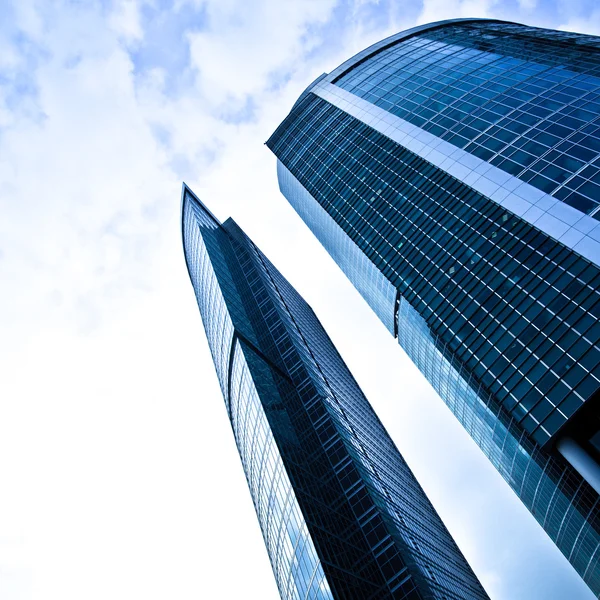 두 개의 어두운 파란색 고층 빌딩 — 스톡 사진