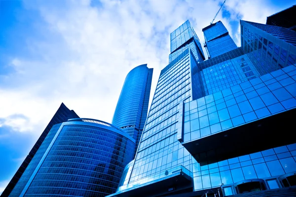 Arranha-céus azuis escuros no centro de negócios — Fotografia de Stock