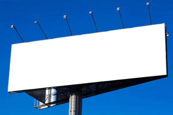 Cartelera grande en blanco sobre cielo azul —  Fotos de Stock