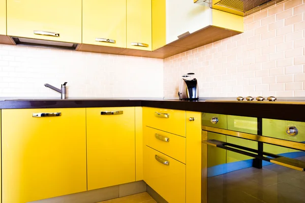 Желтый интерьер кухни — стоковое фото