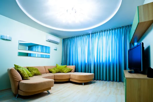 Современная синяя комната с телевизором и диваном — стоковое фото