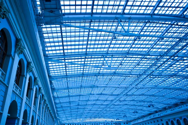 Modrý neobvyklý geometrický strop — Stock fotografie