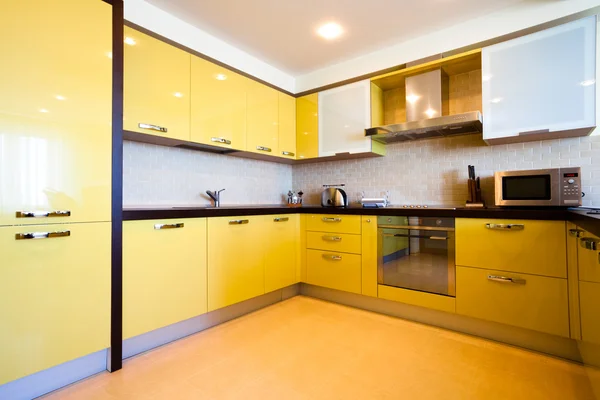 Interior da cozinha amarela — Fotografia de Stock