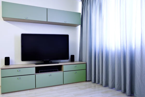 Уголок в современном номере с телевизором — стоковое фото