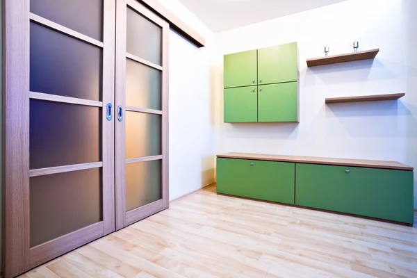 Salão vazio com portas e estantes — Fotografia de Stock
