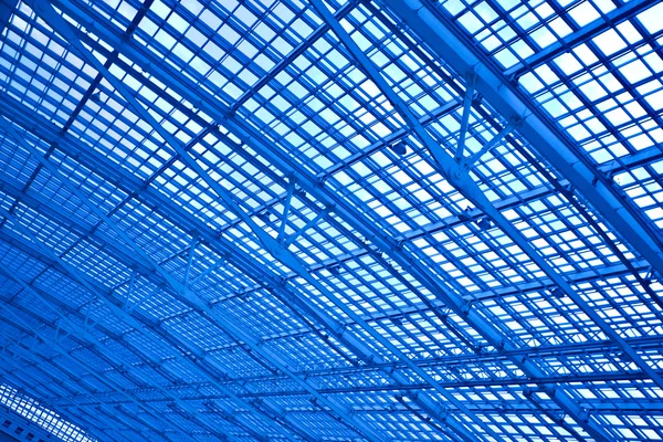 Голубой необычный геометрический потолок — стоковое фото