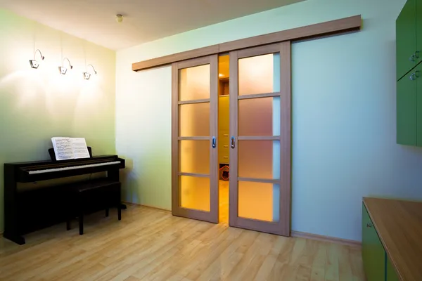 Фортепиано в современном номере — стоковое фото