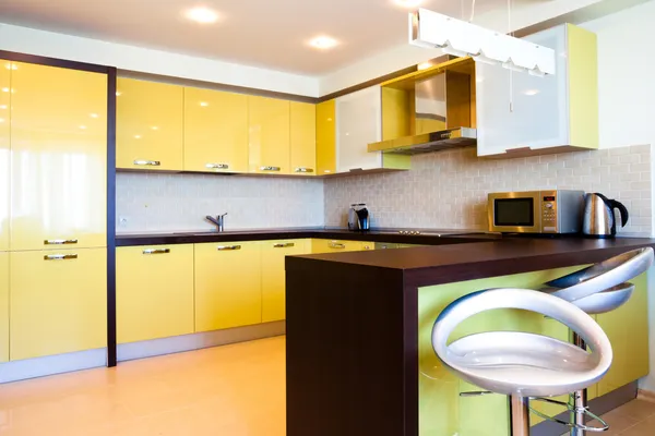 Žlutá kuchyň interiér — Stock fotografie
