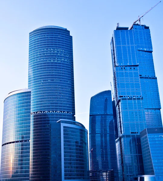 Blå moderna skyskrapor i business cent — Stockfoto