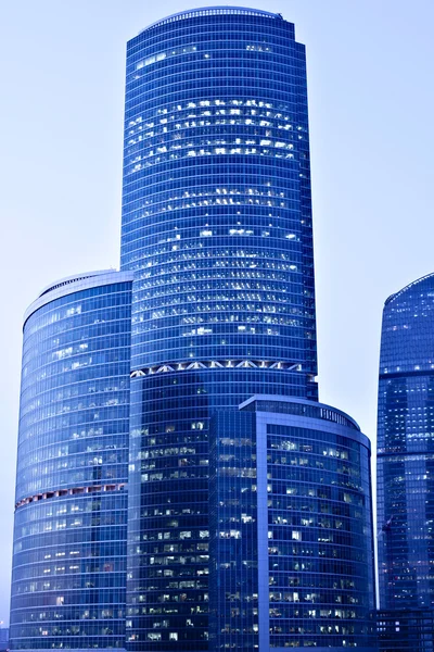 Modrá moderní mrakodrapy v obchodní cent — Stock fotografie